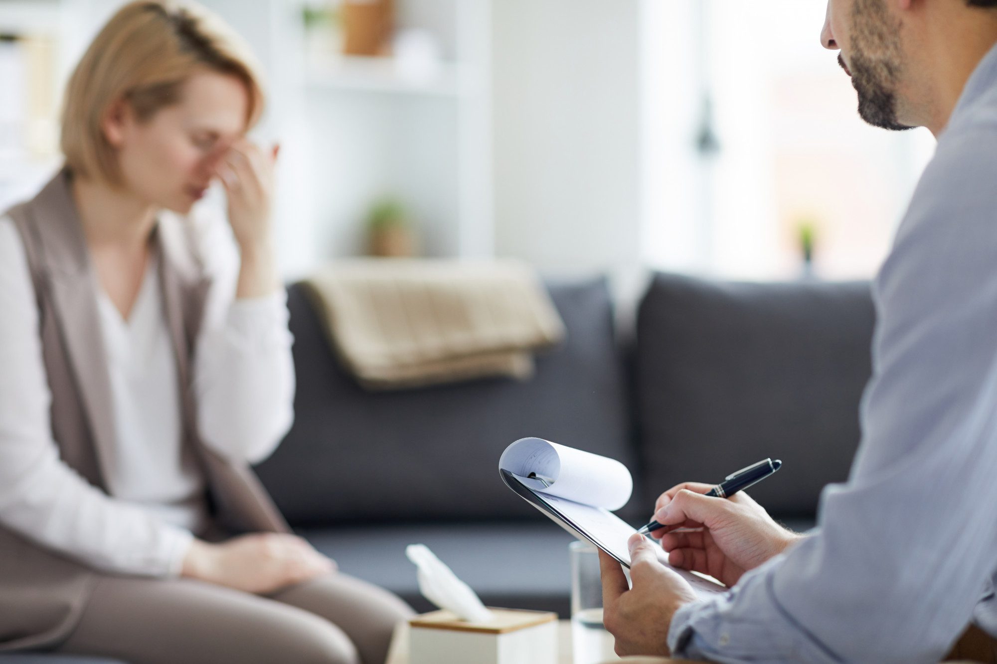 Kako REBT psihoterapija pomaže mladima u prevazilaženju anksioznosti, napada panike i jačanju samopouzdanja